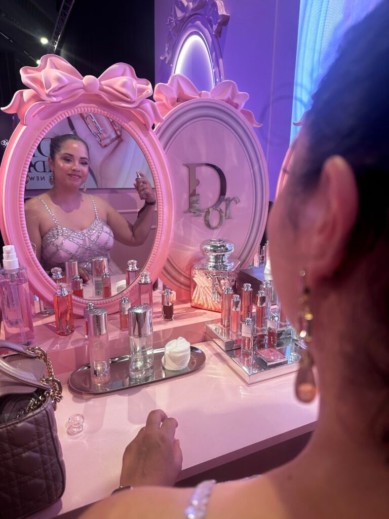 Jaíme Sanstra test parfum bij een roze Dior-display