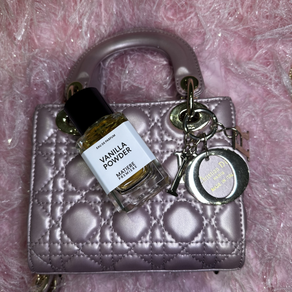 Matière Première Vanilla Powder-parfum op een zilverkleurige handtas