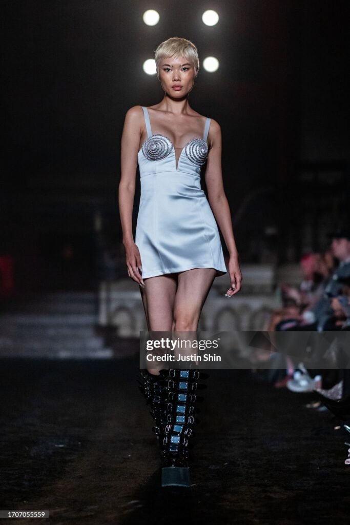Model in een zilverkleurige jurk op de catwalk van Christian Cowan tijdens Paris Fashion Week 2023