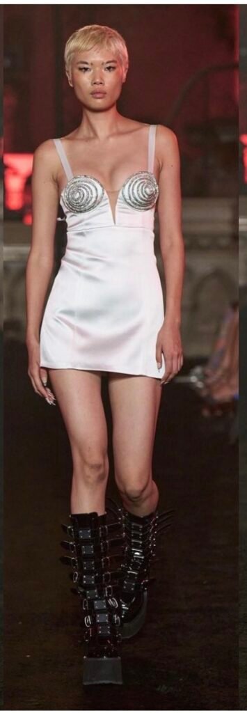 Model op de catwalk tijdens Christian Cowan op Paris Fashion Week 2023