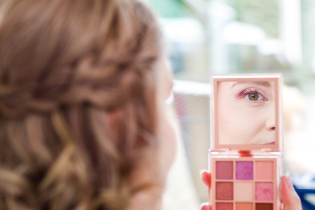 Oogmake-up weerspiegeld in de spiegel van een oogschaduwpalet